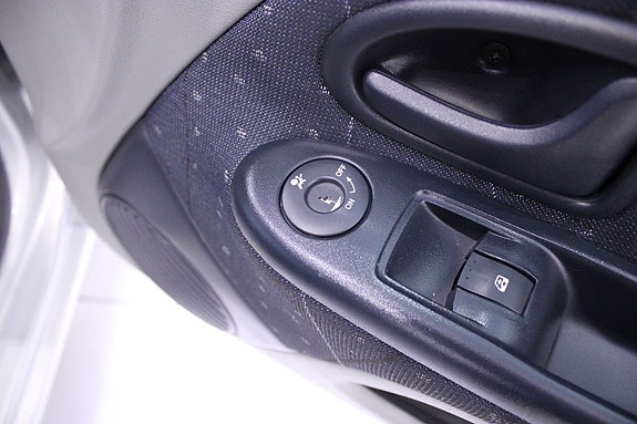 Renault Clio 15 of 24