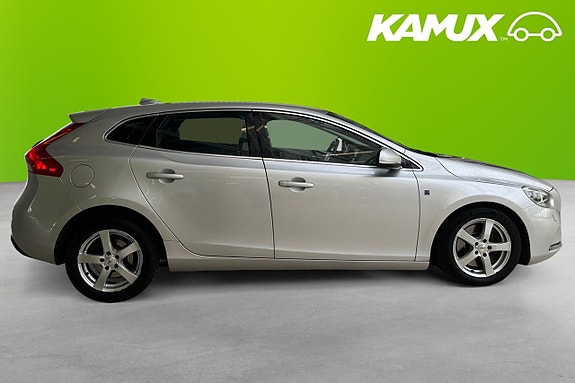 Volvo V40 2 of 26