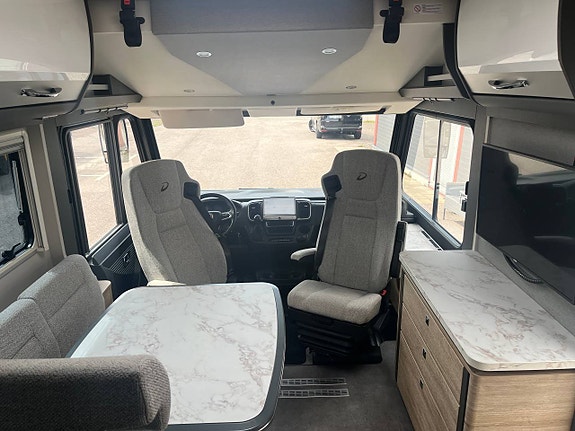 Dethleffs 7850 Globetrotter XLi-24 7 of 12