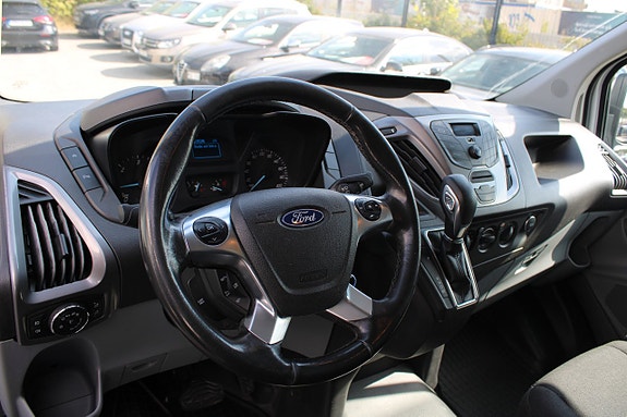 Ford Transit Custom 8 of 12