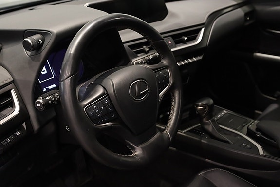 Lexus UX250h 11 of 22