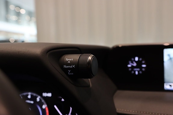 Lexus UX250h 18 of 22