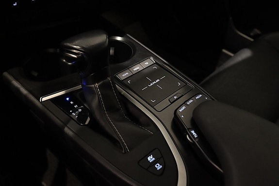 Lexus UX250h 20 of 22
