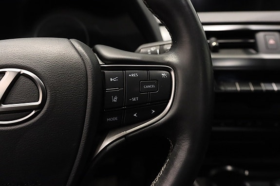 Lexus UX250h 14 of 22
