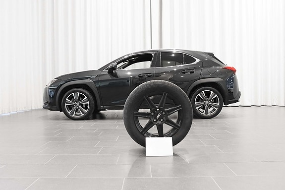 Lexus UX250h 2 of 22