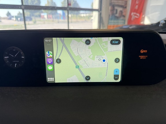 Lexus UX300e 12 of 19
