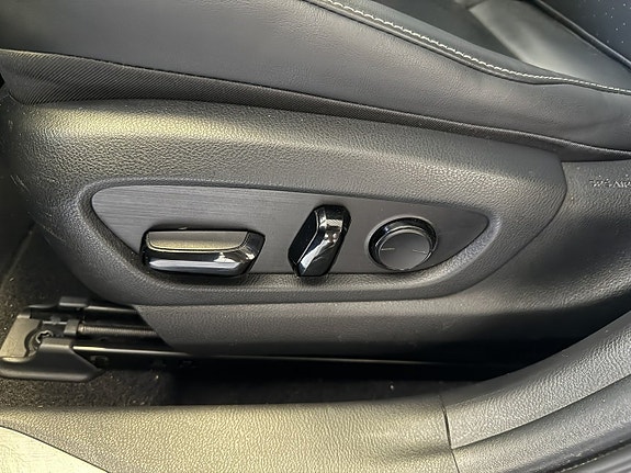 Lexus UX300e 15 of 19