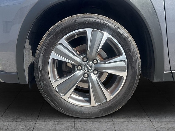 Lexus UX300e 18 of 19