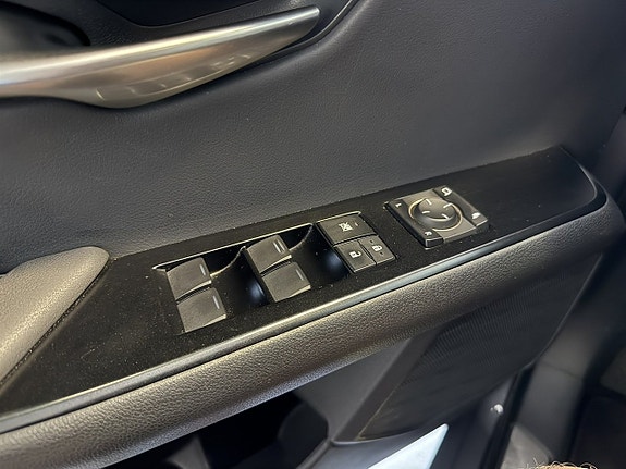 Lexus UX300e 14 of 19