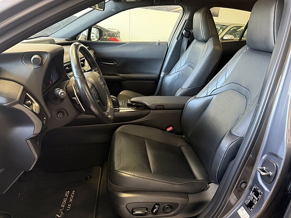 Lexus UX300e 6 of 19