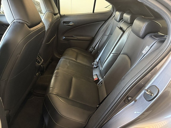 Lexus UX300e 7 of 19