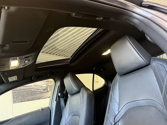 Lexus UX300e 4 of 19