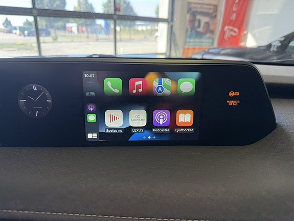 Lexus UX300e 17 of 19