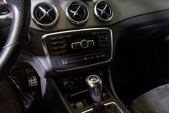 Mercedes-Benz CLA200 15 of 18