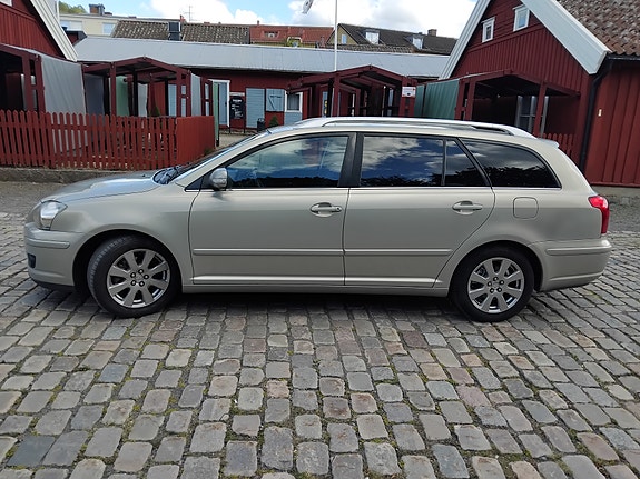 Toyota Avensis 2 of 10