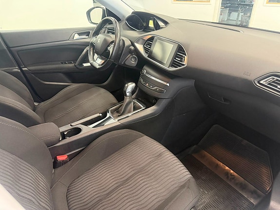 Peugeot 308 SW 8 of 14