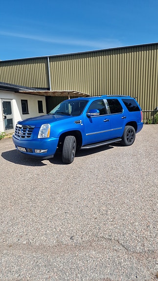 Cadillac Escalade 3 of 3
