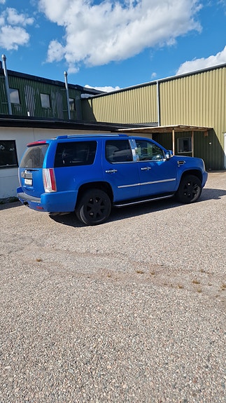 Cadillac Escalade 2 of 3