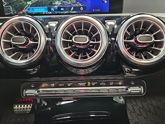 Mercedes-Benz CLA250 e 27 of 30