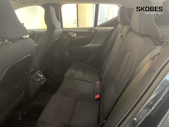 Volvo XC40 8 of 16