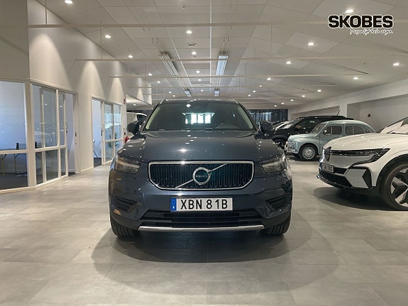 Volvo XC40 2 of 16