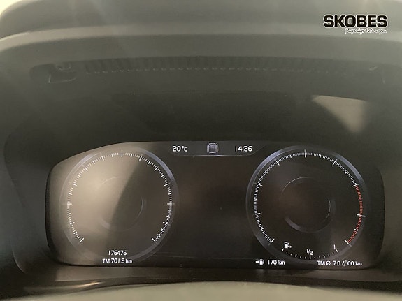 Volvo XC40 12 of 16
