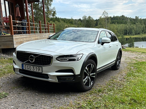 Volvo V90 Cross Country 2 of 9