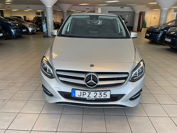 Mercedes-Benz B200 d 2 of 11