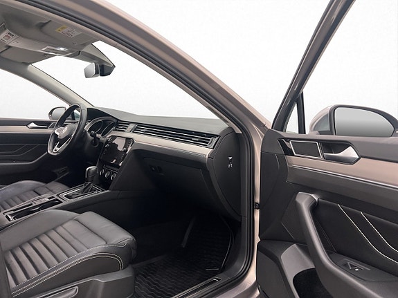 Volkswagen Passat Alltrack 16 of 30