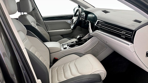 Volkswagen Touareg 3 of 12
