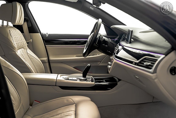 BMW 750i 5 of 14