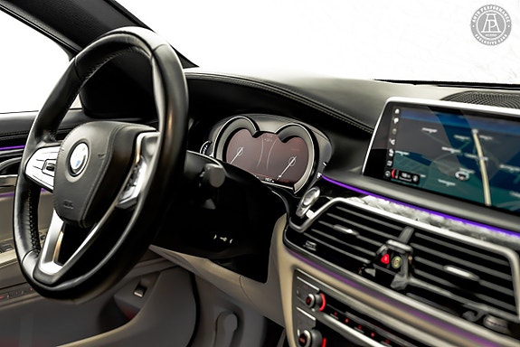 BMW 750i 9 of 14