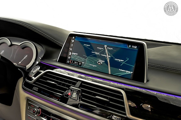 BMW 750i 10 of 14