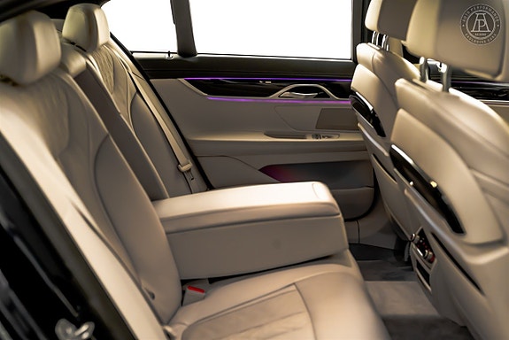 BMW 750i 8 of 14