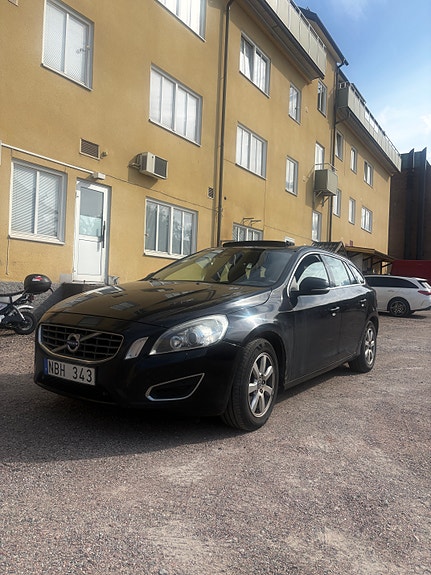 Volvo V60 2 of 5