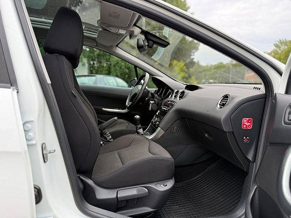 Peugeot 308 SW 16 of 17