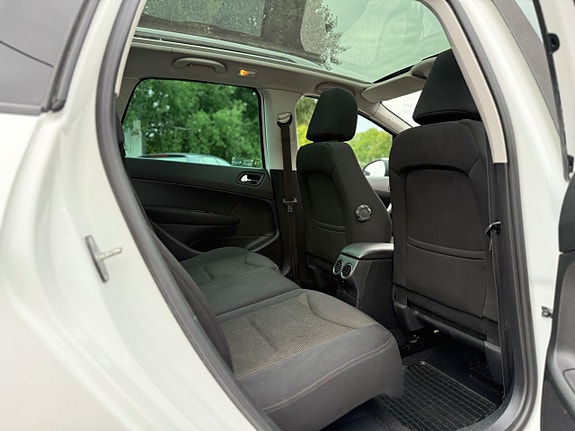 Peugeot 308 SW 15 of 17