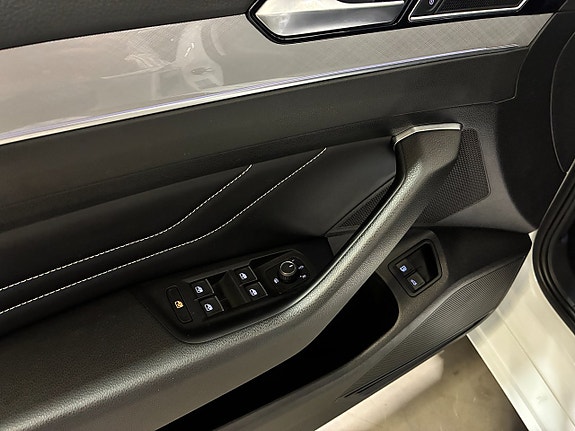Volkswagen Passat 17 of 30