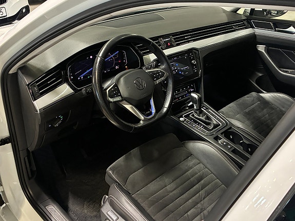 Volkswagen Passat 19 of 30