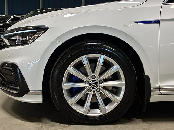 Volkswagen Passat 10 of 30