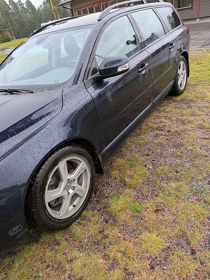 Volvo V70 2 of 5