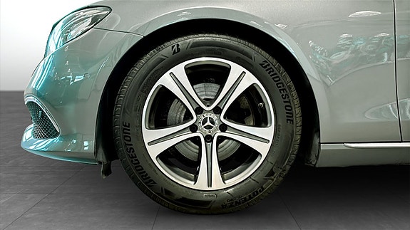 Mercedes-Benz E200 9 of 12