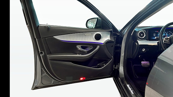 Mercedes-Benz E200 11 of 12