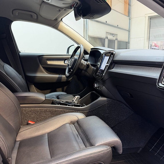 Volvo XC40 12 of 14