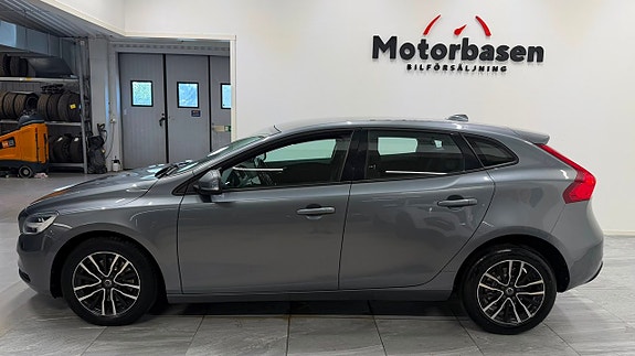 Volvo V40 2 of 15