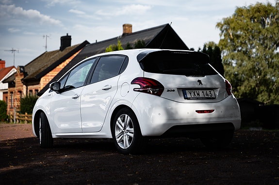 Peugeot 208 2 of 10