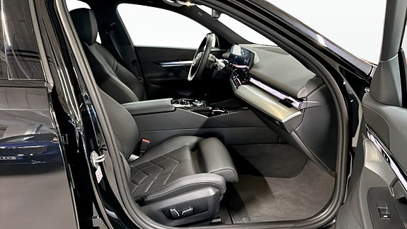 BMW i5 3 of 11