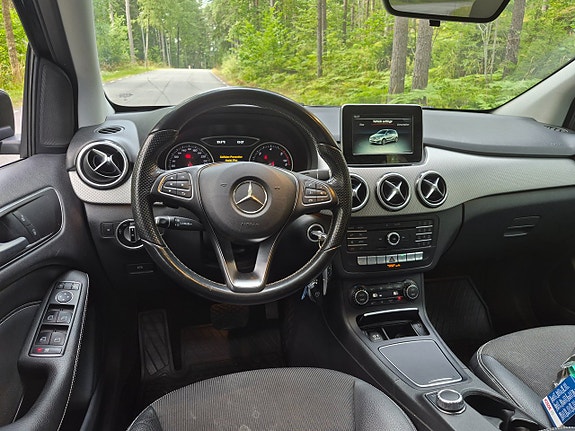 Mercedes-Benz B200 12 of 30