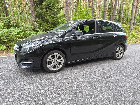Mercedes-Benz B200 2 of 30