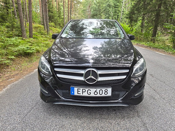 Mercedes-Benz B200 3 of 30